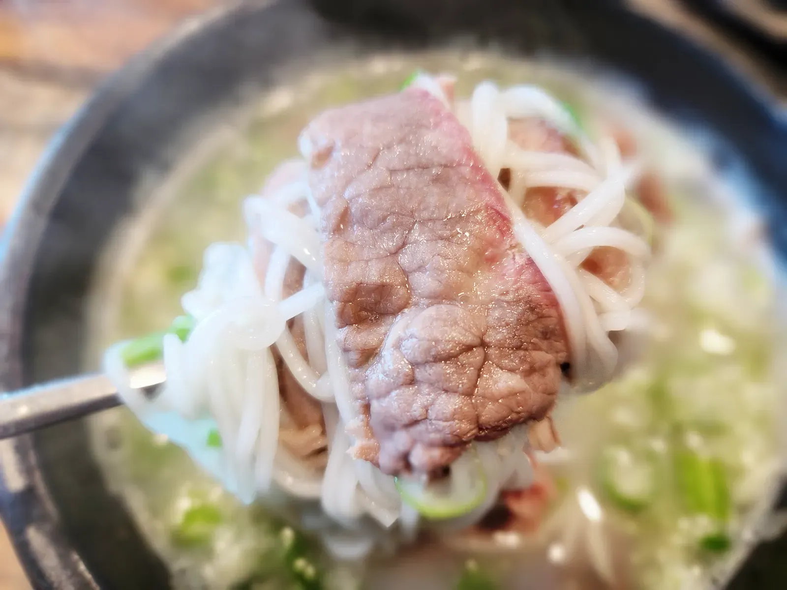 설렁탕집-정우원-고기-듬뿍-올려진-한-숟가락