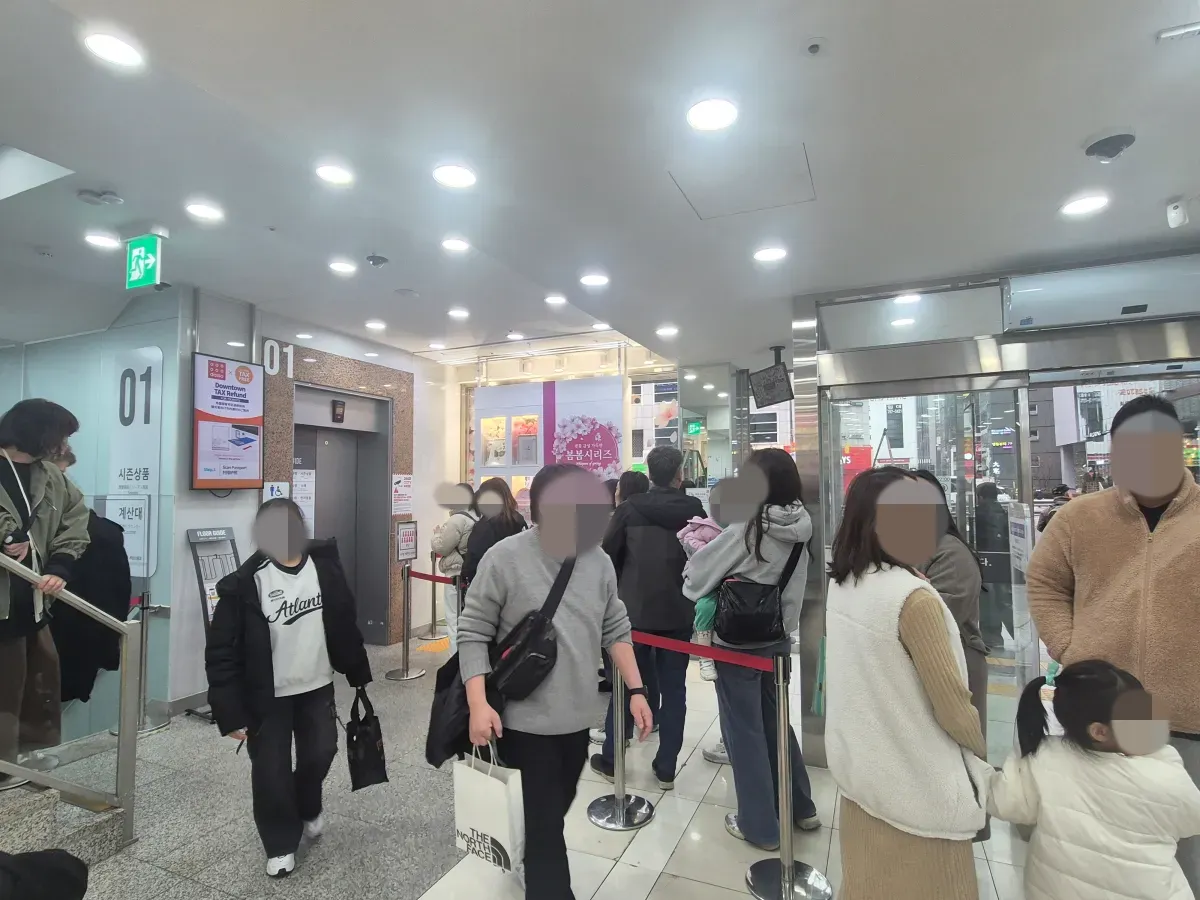 명동-12층-다이소-엘레베이터-대기
