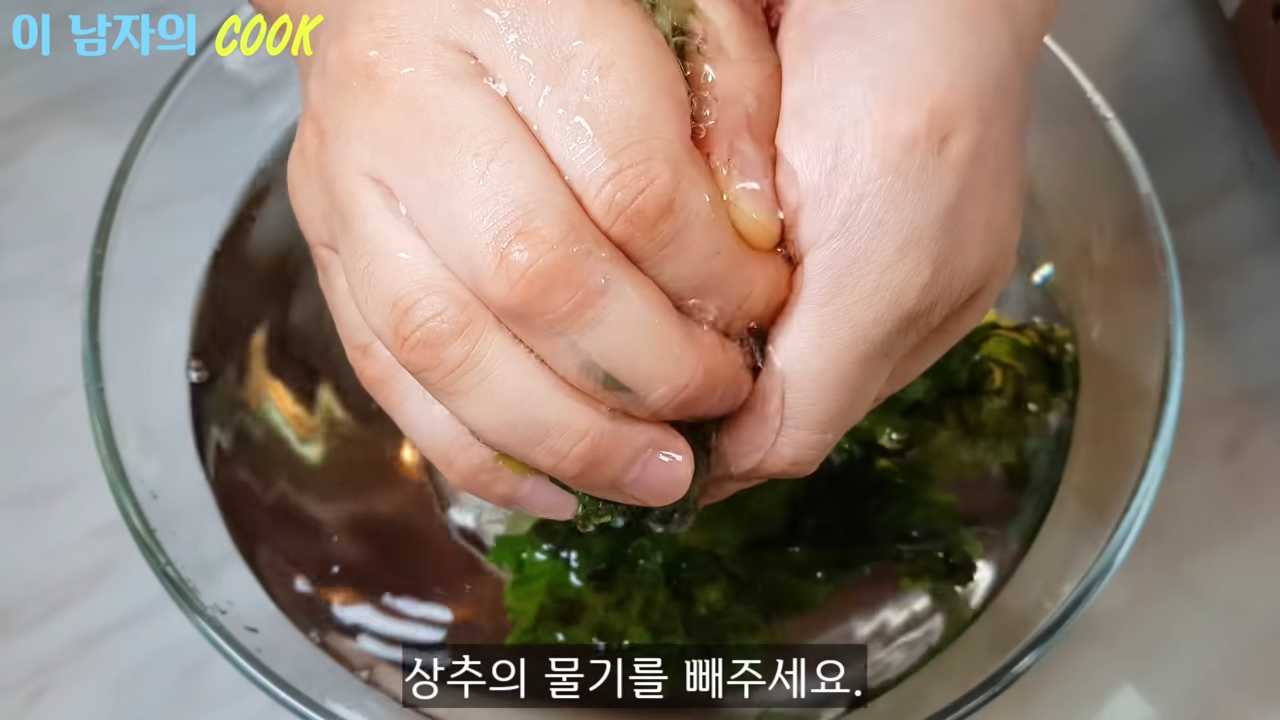 "쌈 싸 먹다 남은 상추는 끓는 물에 던져버리세요!" 간단하면서도 새콤달콤 맛있는 상추나물을 만드는 방법 10 img