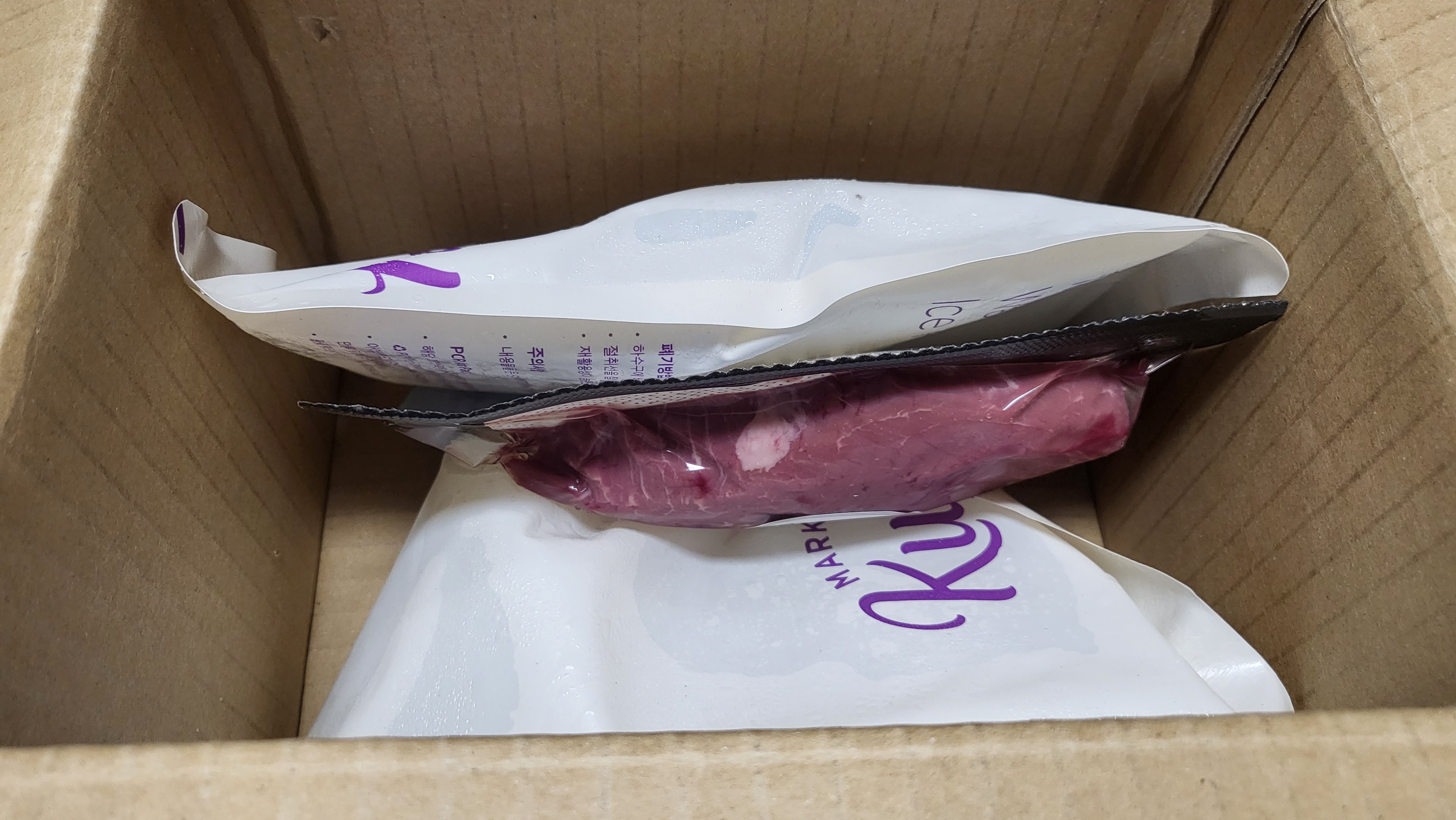 냉장 제품인 소 안심이 두 개의 아이스 팩 사이에 안전하게 배송 됐어요.