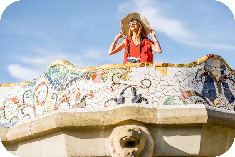 스페인-바르셀로나-구엘공원-여행중-빨간옷-모자-웃는-여성
