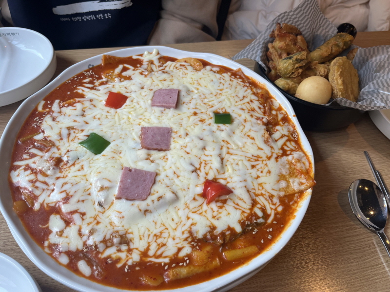 유자유 피자 김치 떡볶이와 모듬 튀김
