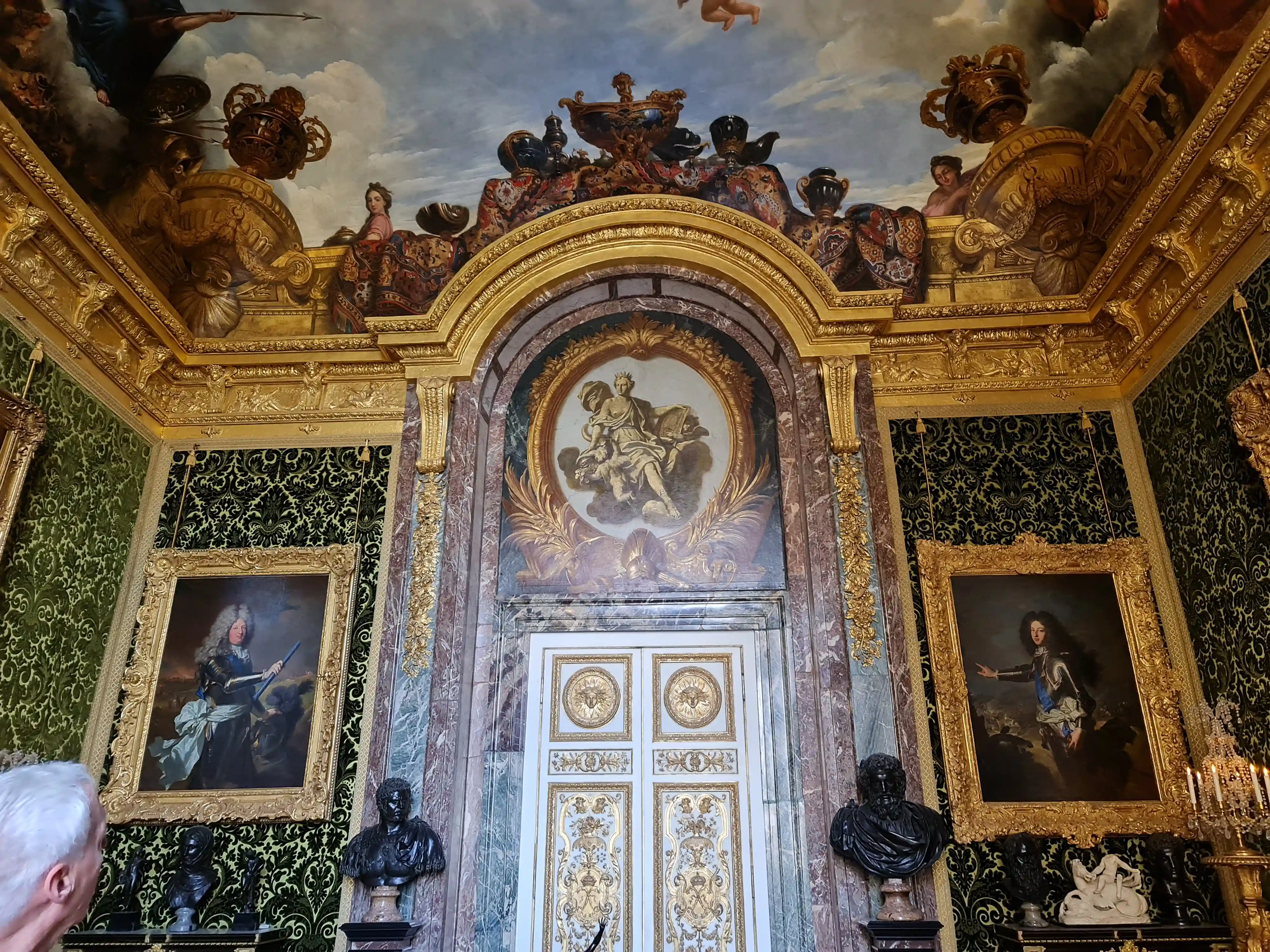베르사유 궁전 내부 화려한 금박과 초상화들