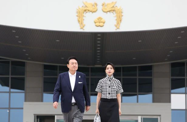  이재오 김건희, 내조 아닌 독자 정치 활동 尹지지율 떨어뜨려 전직 대통령 부인들 만나는데 행사하듯이 만난다든지 그런 건 독자적인 정치 행보 대통령 부인 팬클럽 박수칠 때 떠나라