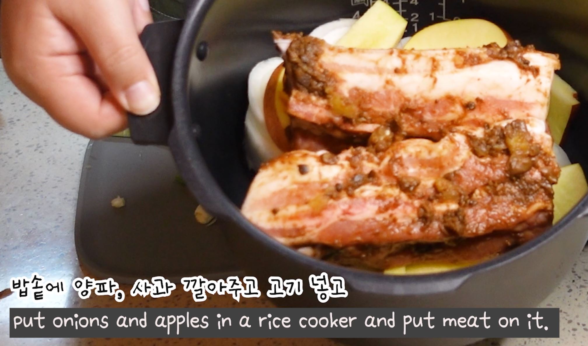 전기밥솥-무수분수육-과정8 (밥솥에 양파&#44;사과넣고 고기도 넣어요)