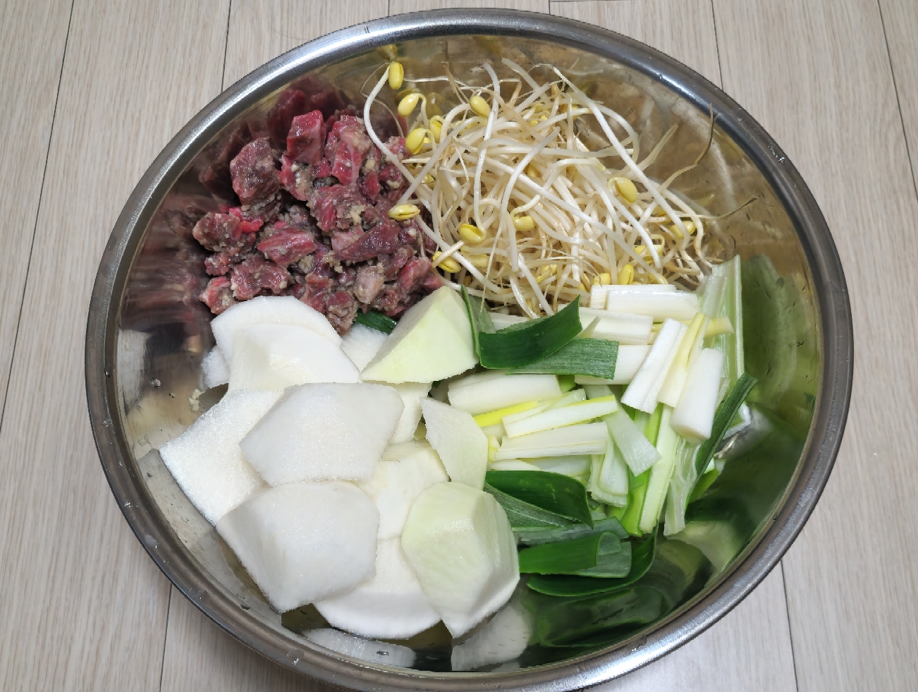 소고기국-준비재료(밑간한-소고기-대파-무)