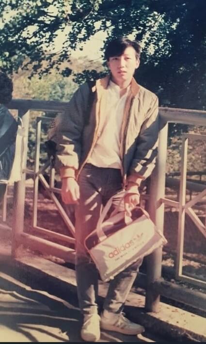 탁재훈 고등학교 시절 가방 들고 있는 사진