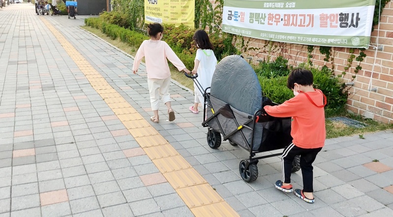 카트에 짐을 실고 옮기고 있는 아이들