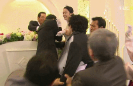 "돈이나 받고 떨어져 이여자야!"전남편과 이혼하고 3년후 전시모가 내게 찾아와 청첩장을 건네는데.."내 아들 결혼식에 꼭 와줘야해"신부 입장때 내가 드레스를 입고 등장한 순간,아수라장이 됐습니다.