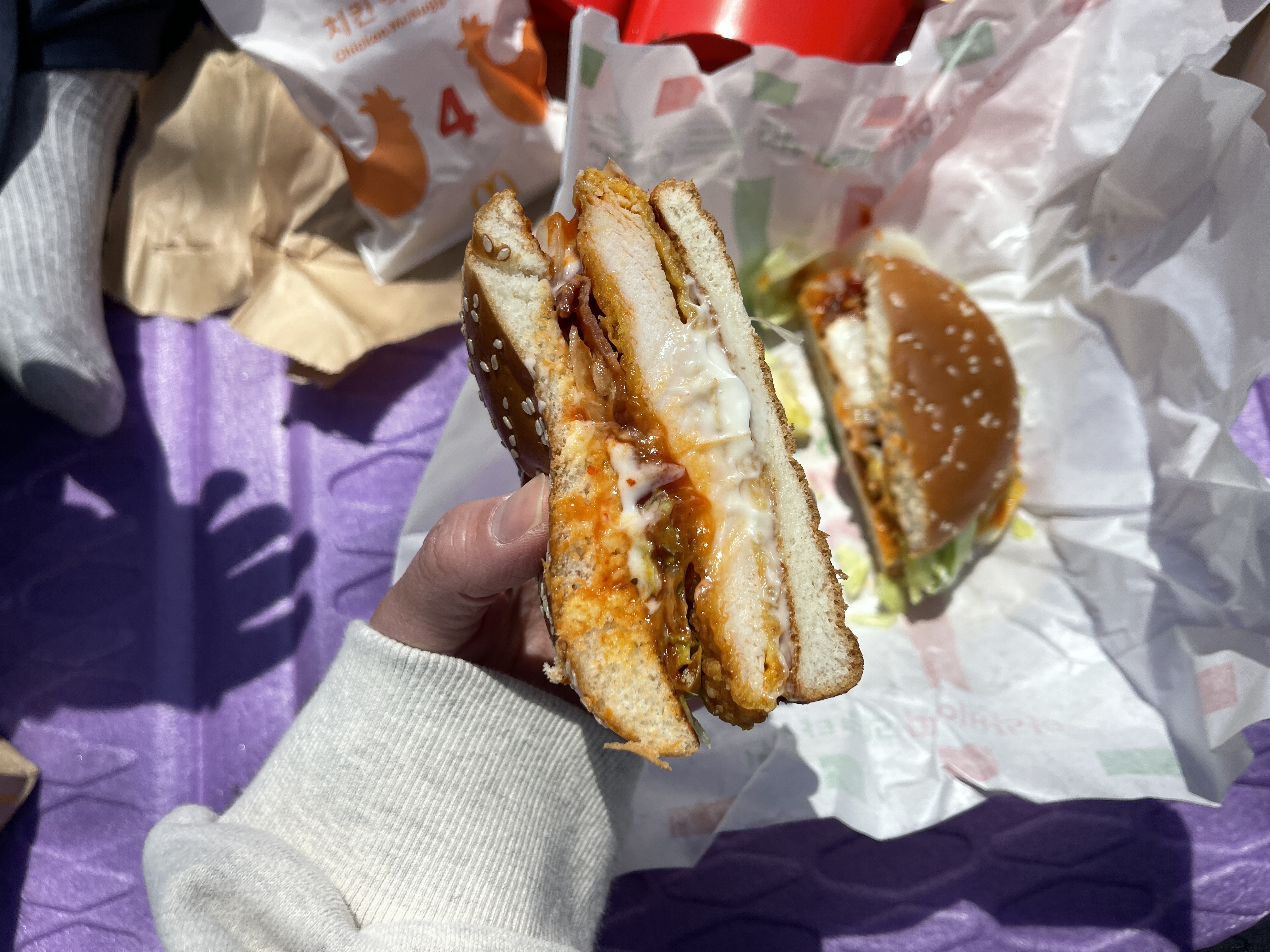  맥도날드 아라비아따 리코타 치즈버거 저도 먹어보았습니다 (4월 해피밀)