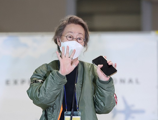  윤여정 항공점퍼 잠바 가격