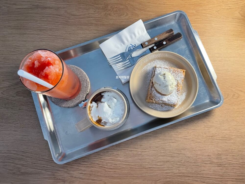 행궁동 카페 킵댓 로스터리 - 쟁반위에 놓은 음료와 케익