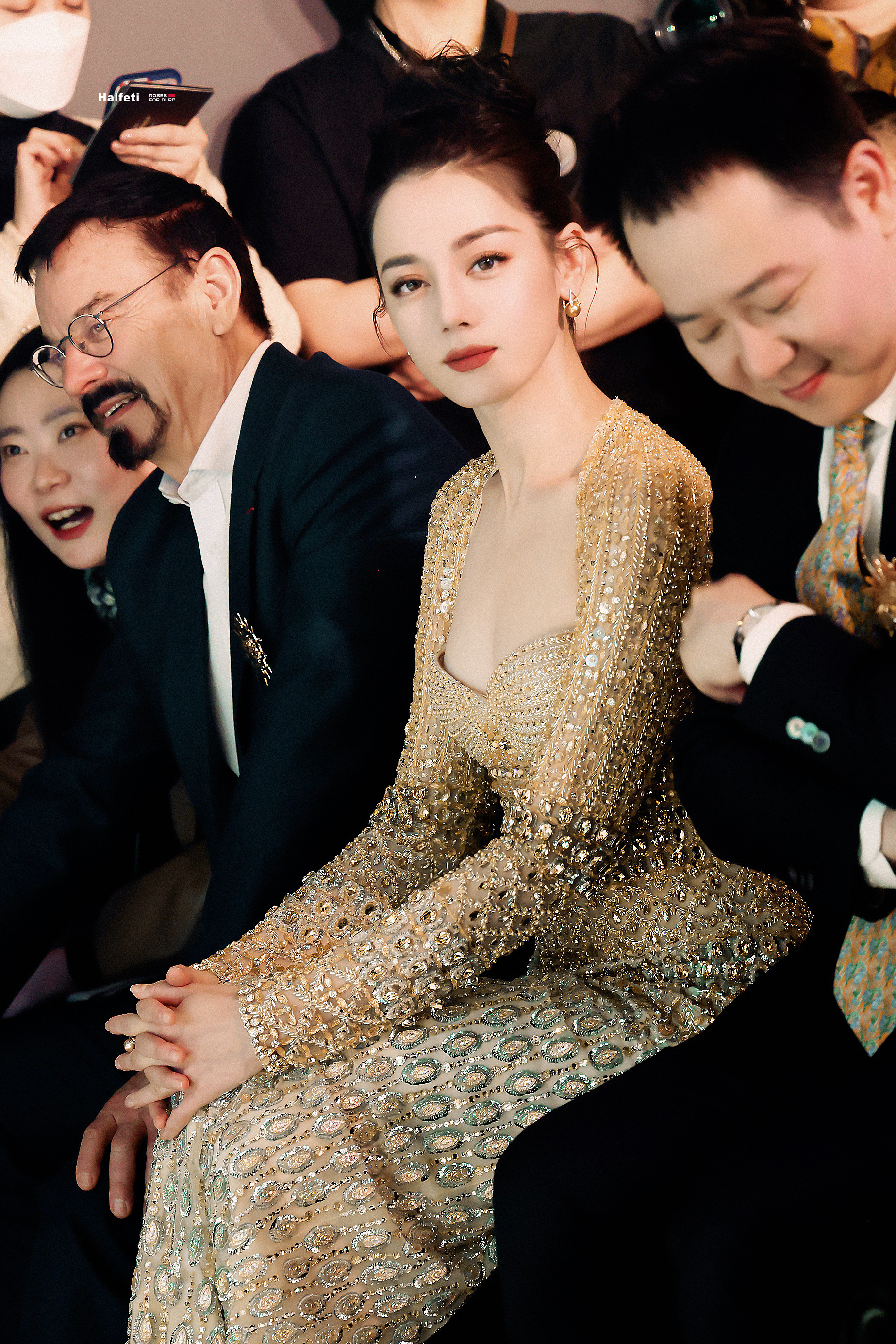 Delilah Bar는 팬을 깊이 바라보고 있습니다.