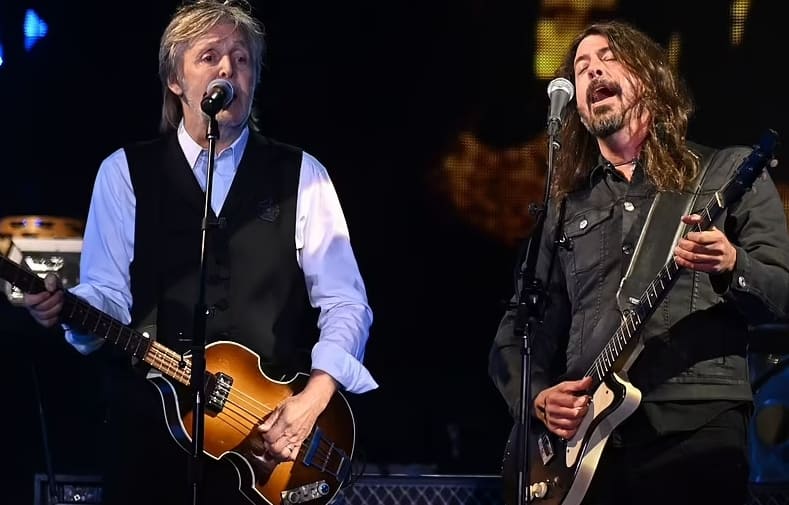 나이 80의 비틀즈 멤버 &#39;폴 매카트니 경&#39;의 글래스턴베리 페스티벌..&quot;존 레논과 듀엣 불러&quot; VIDEO: Paul McCartney invites Dave Grohl on stage during Glastonbury festival