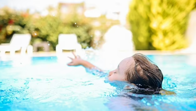  구명 기술 혁신...물에 빠지면 '경고 메시지' 보내 VIDEO: Child drownings could be prevented by wearable waterproof sensor ..