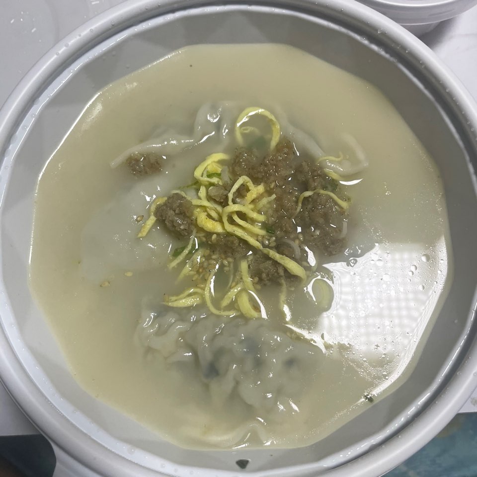  따뜻하고 맛있는 만둣국