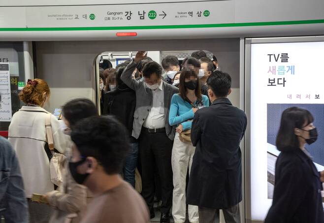 서울 지하철 2호선에 탑승하고 있는 승객들