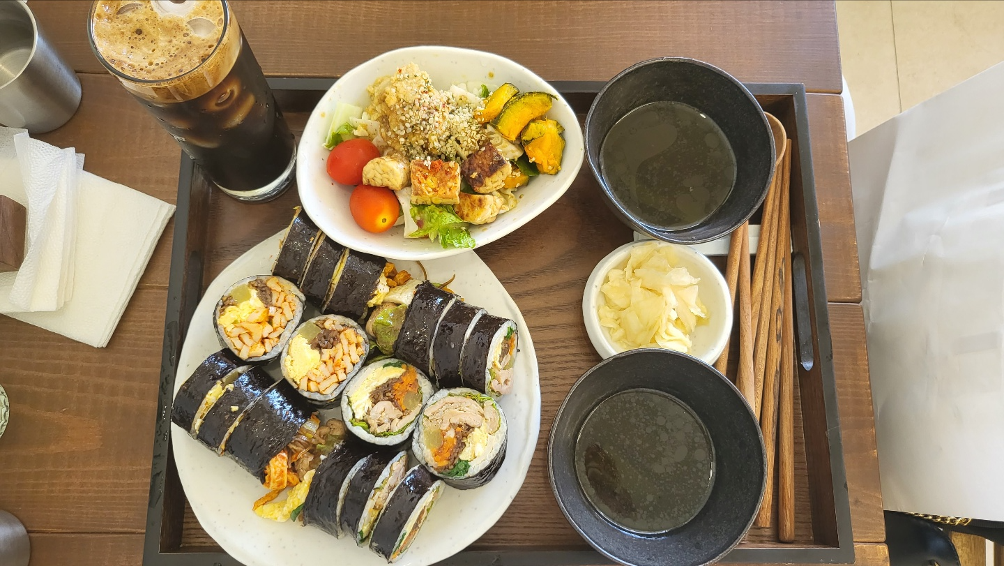 보리아메리카노와 김밥 그리고 샐러드
