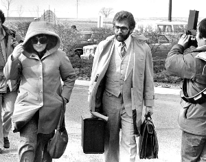 마조리 (왼쪽)와 그녀의 변호사 (가운데) April 3&#44; 1979. Photo by Art Hager&#44; Minneapolis Tribune