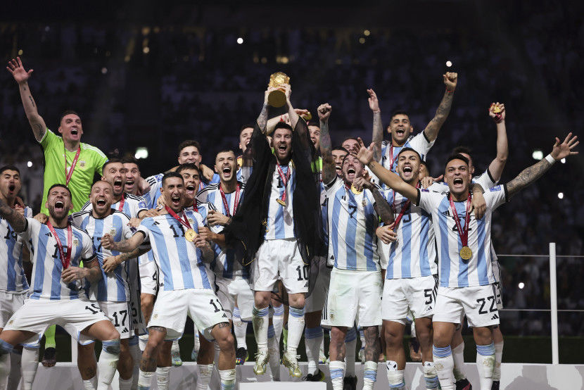 프랑스를-승부차기에서-꺾고-우승컵을-들어올리며-환호하는-아르헨티나-축구대표팀