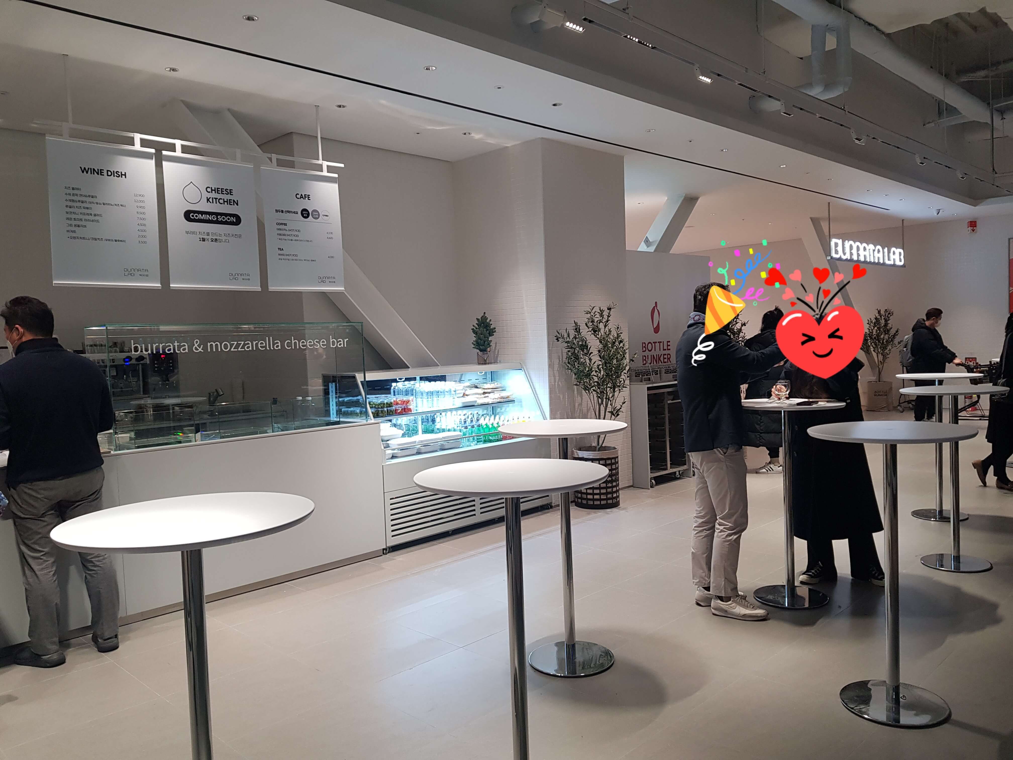 Wine Dish 판매와 먹을 수 있는 곳도 있다