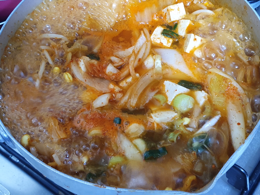  김치국 끊이는법 맛있어요.