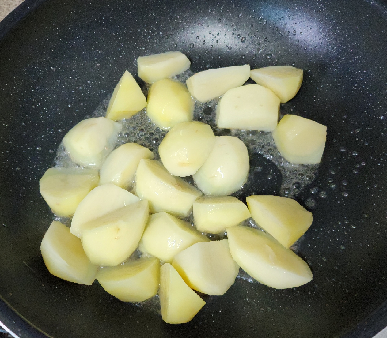 참치기름과-식용유에-감자를-볶는-모습