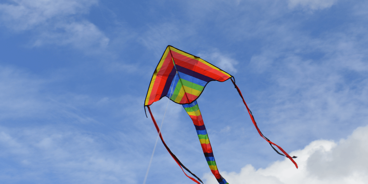 7월 7일 칠석날 연을 날리는 풍습이 있는데 하늘에 오색연이 날고 있는 모습