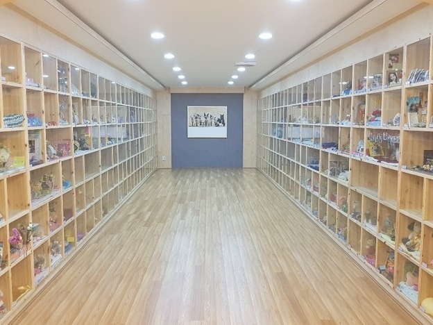 반려동물 장례식장 내에 봉안시설에 많은 유골함이 봉안되어 있다.