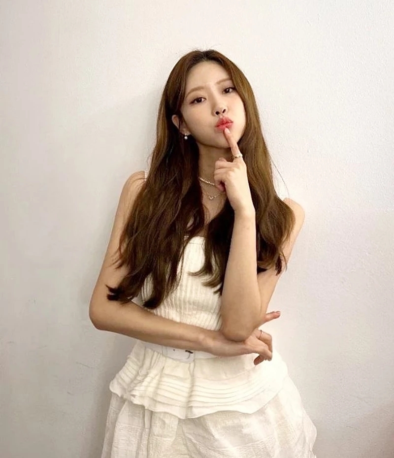  "키워놨더니" 이미주, 유라인 뒤로한채 데뷔 9년 만에 솔로 활동 소식 전해