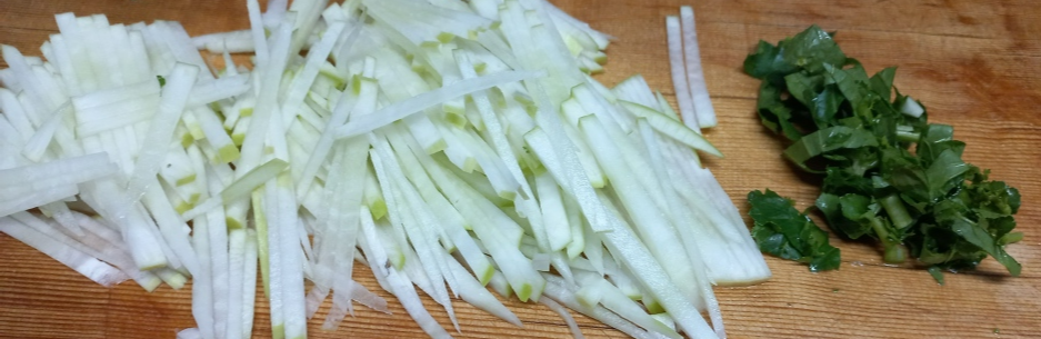 채썬 무(좌), 송송 썬 무청(우) 사진