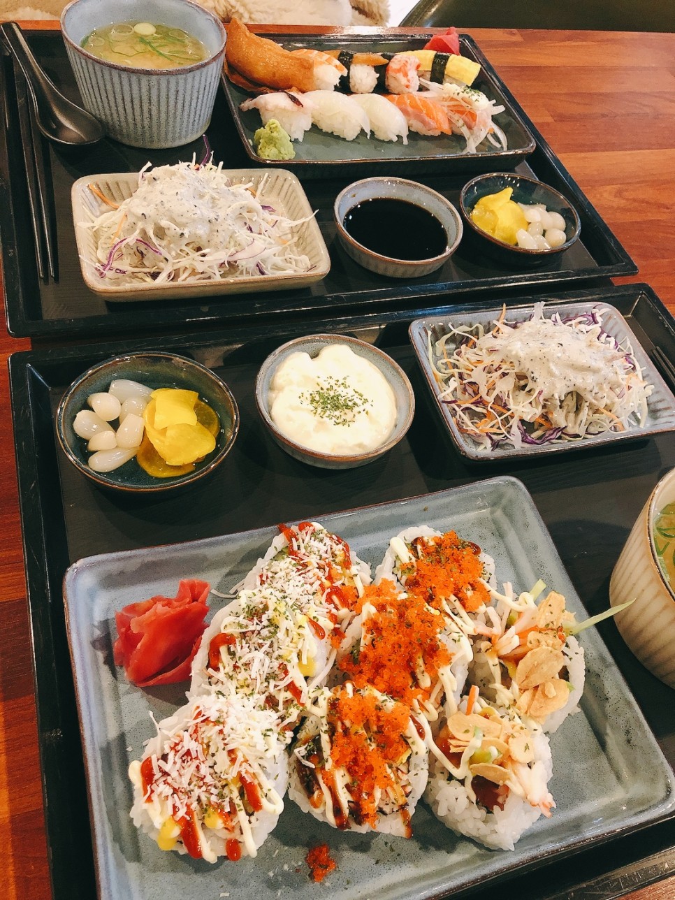 명동 푸드코트에는 홍성내포 맛집, 초밥집, 북촌손만두가 동시에 있다. 17