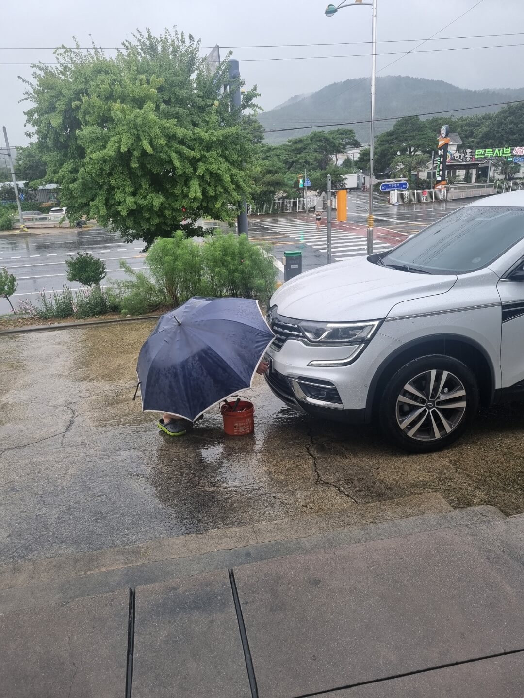우산쓴 사람