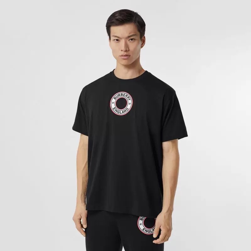  [BURBERRY] 버버리 로고 그래픽 아플리케 코튼 오버사이즈 반팔 티셔츠 80370481 (2 COLOR)