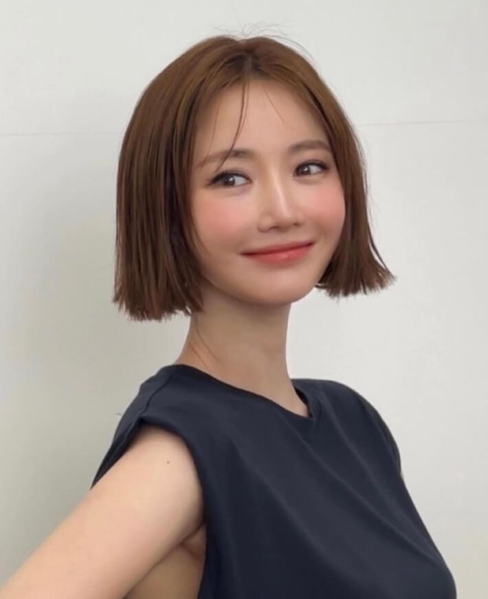 검정색옷을입은-단발머리여성의모습