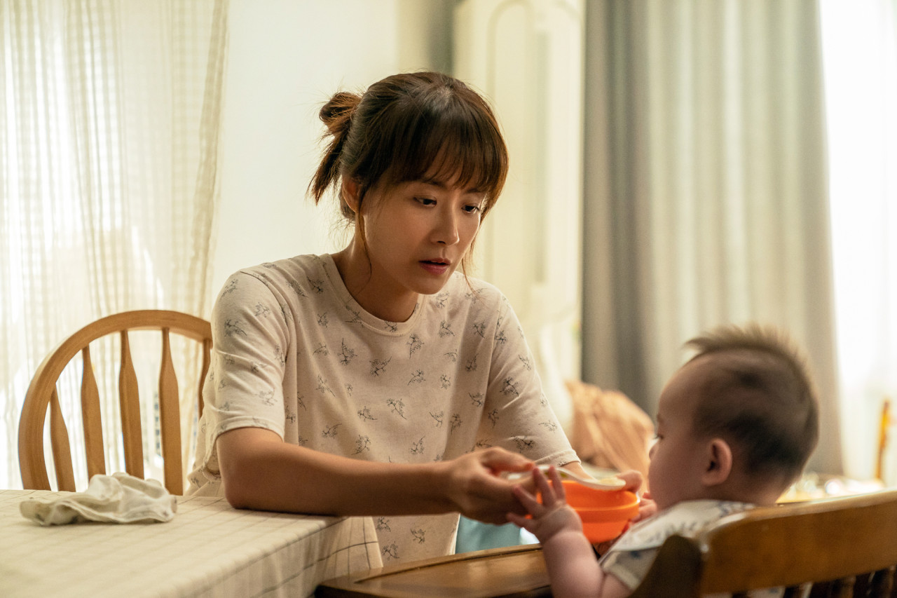 Ryu Hyun Kyung trong vai bà mẹ đơn thân Young Chae phim Đứa Bé