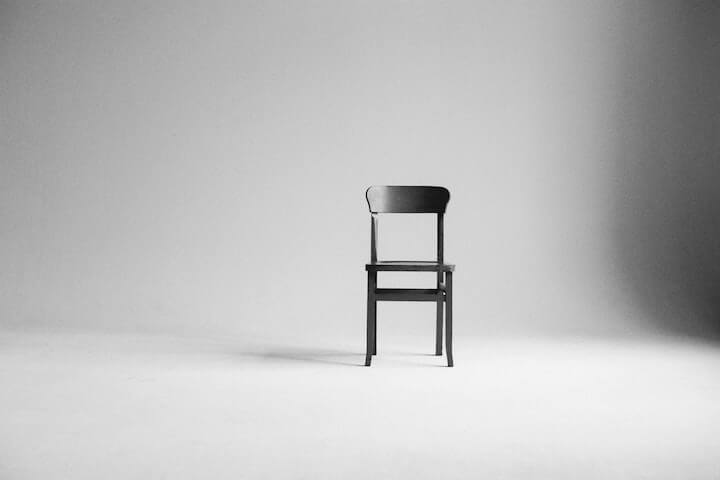아무것도-없는-넓은-공간에-의자-하나만-놓여-있는-모습
