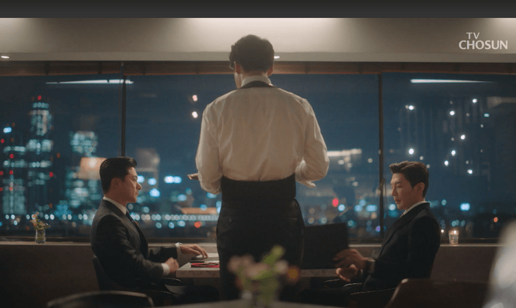 신유신과 서동마가 레스토랑에 첫 대면을 합니다