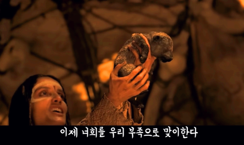 새끼-강아지를-들고-있는-원시인-부족-여성