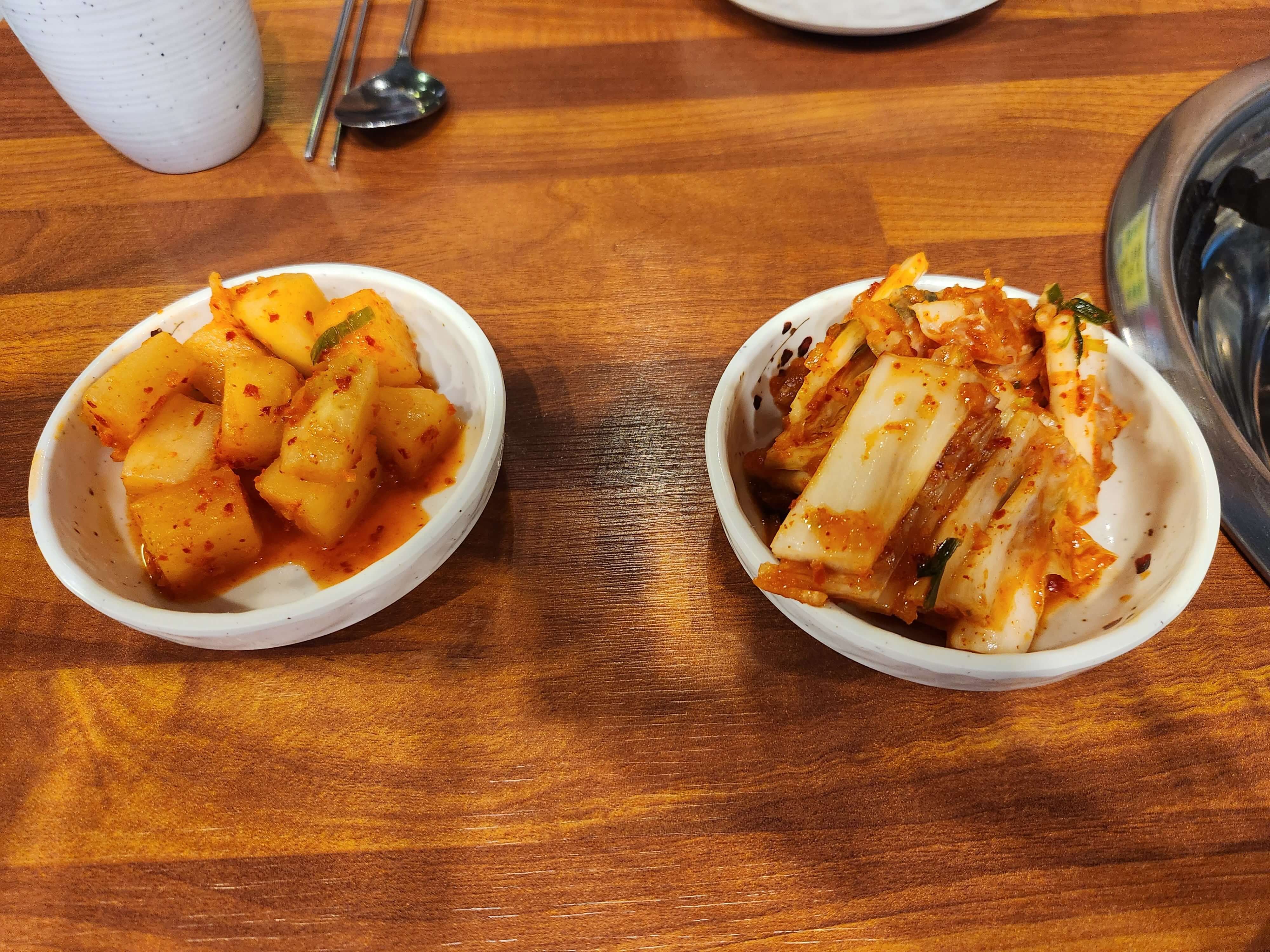 우 - 김치&amp;#44; 깍두기(반찬은 이게 전부)