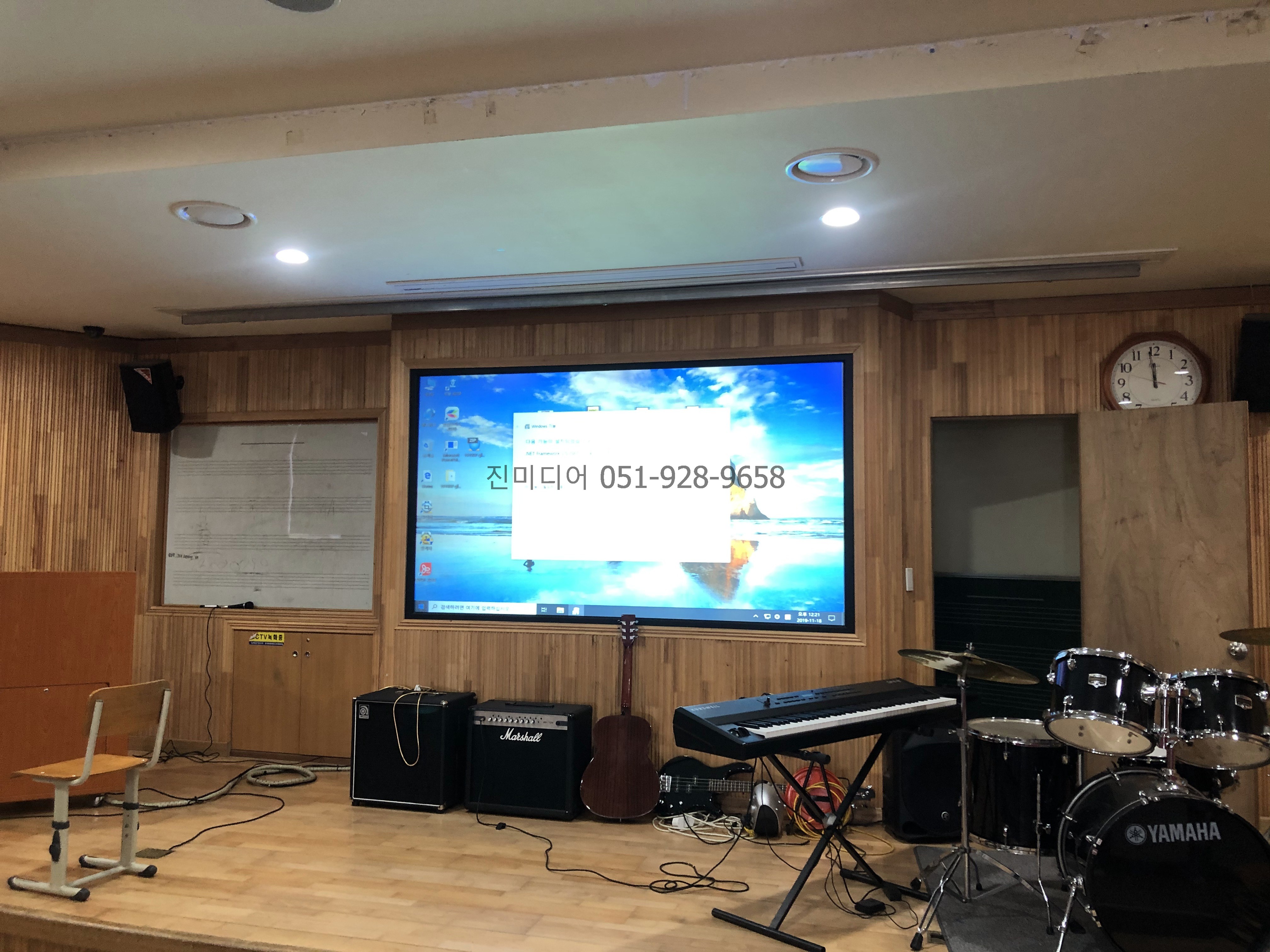  [설치 사례] 부산 북구 덕천동 학원 강의실 단초점 빔프로젝터 반사판 설치