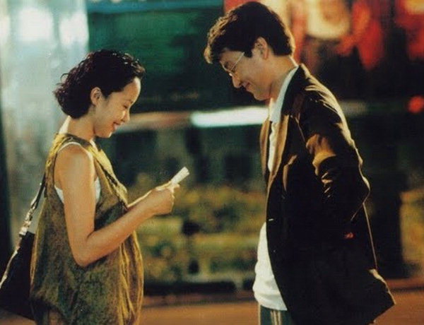 90년대 히트 영화 접속 중 끝내 만난 한석규 전도연 두 사람, 사라 본의 'A Lover's Concerto'가 흐른다. 출처 : 경남도민일보(https://www.idomin.com) 한글:
1990년대 감성 가득한 로맨스 영화의 명장면. 남자가 여자에게 무언가를 건네며 둘 사이에 따뜻한 미소가 오간다. 이 장면은 진심이 오가는 순간을 포착한 로맨틱한 순간으로, 영화 속 대표적인 설렘 장면 중 하나다.

영어:
A classic 1990s romance movie still capturing a tender moment between a man and a woman exchanging something with warm smiles. This iconic scene represents the emotional connection and subtle excitement in their relationship.

✅ 저작권 고지 문구:
한글:
※ 본 이미지는 영화 리뷰 및 데이터 분석 콘텐츠 제작을 위한 비영리적 블로그 포스팅 목적으로만 활용되었습니다. 모든 저작권은 원저작자에게 있습니다. 요청 시 즉시 삭제하겠습니다.

영어:
※ This image is used solely for non-commercial blogging purposes such as film review and data-based content creation. All copyrights belong to the original creators. Will be removed immediately upon request.