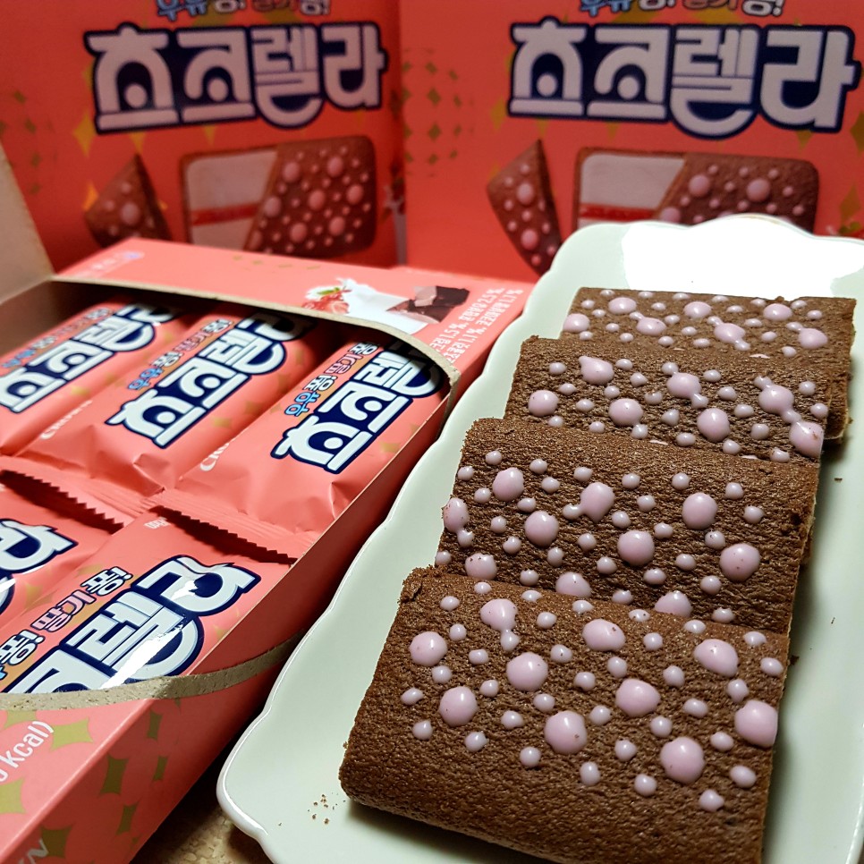  [푸드리뷰] 크라운제과 <초코렐라> 크라운 신상품!! 우유 퐁! 딸기 퐁! 순 크림과 논산 딸기, 그리고 벨기에 다크초콜릿의 조합