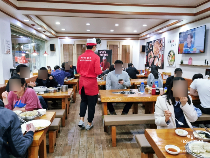 해물왕창칼국수의 내부에 사람들이 많이 있다.