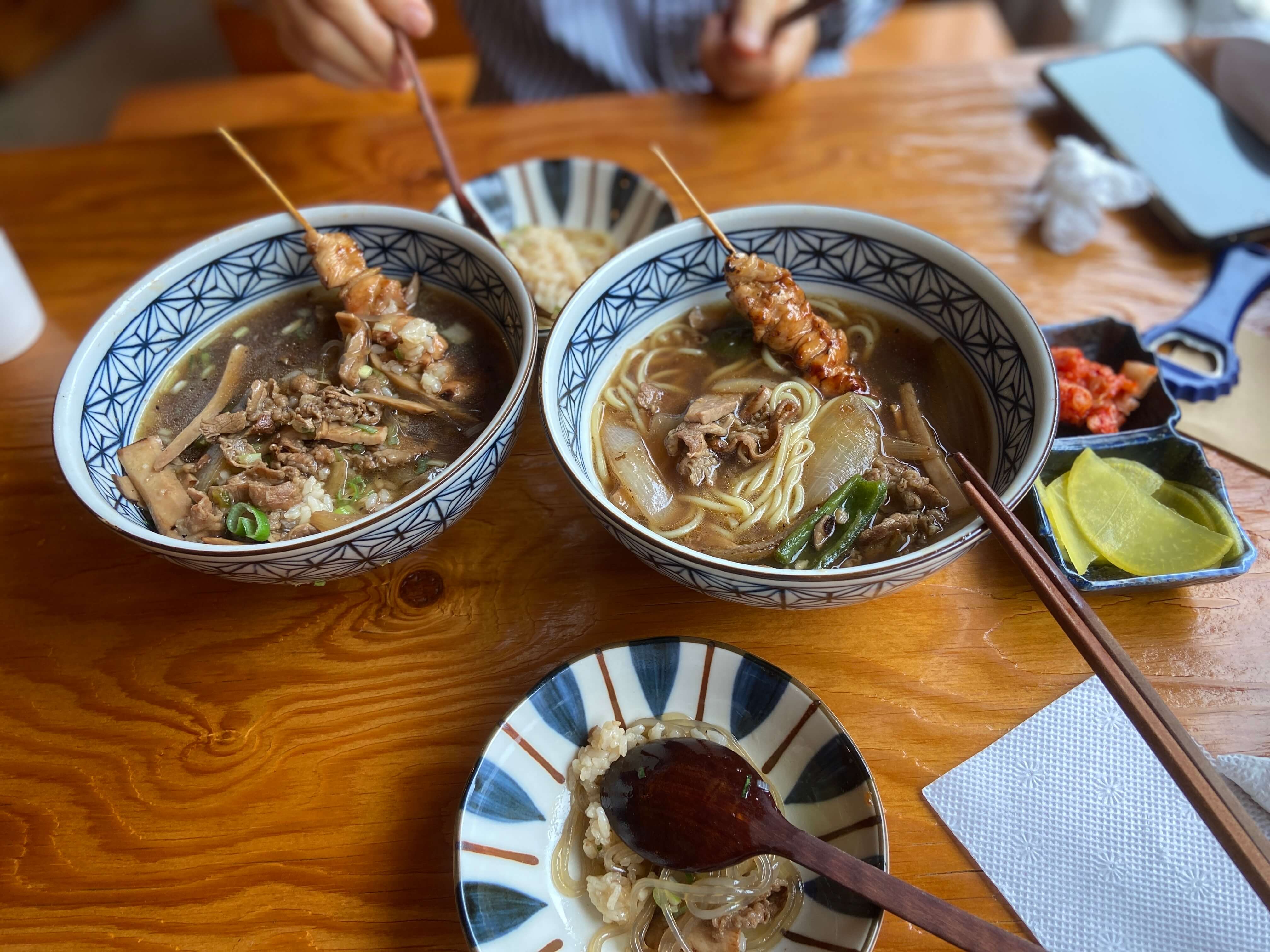 국밥-과-꼬치한그릇-조금-멀리서찍은사진