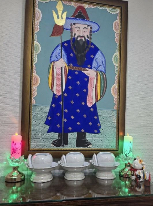해성궁 입구에 있는 찻잔과 액자