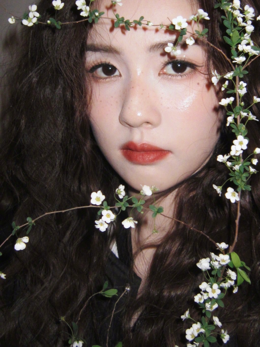 상큼한 표정으로 꽃을 안다