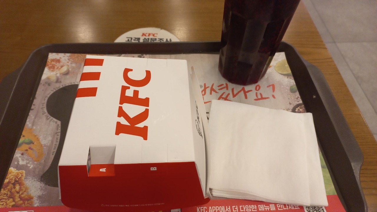  KFC 블랙라벨 폴인치즈 버거 리뷰 (맛, 느낌 등등)