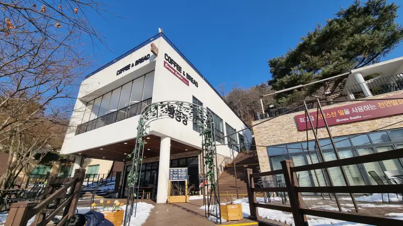  맛있는 커피와 멋진 뷰를 동시에 즐길 수 있는 곳 - 양평 브라운 스마일 카페