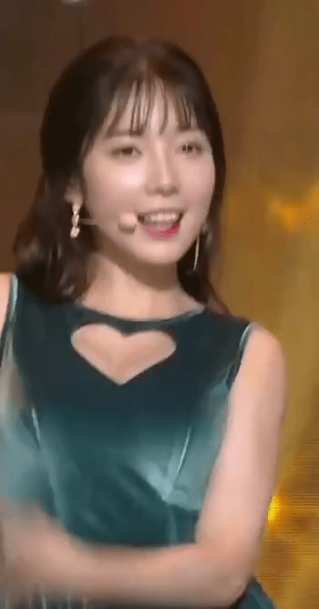  에이프릴 윤채경 하트